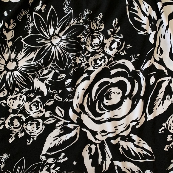 🌺 2 for $23🌺 Black and White Floral Sleeveless Mini Dress - Picture 8 of 9